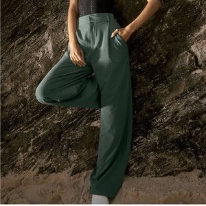 Alo high waist dreamscape trouser - size small - cactus green